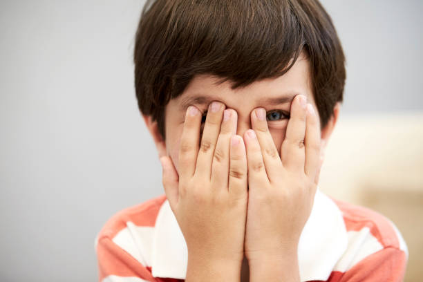 dai un'occhiata a un boo boy - hands covering eyes foto e immagini stock