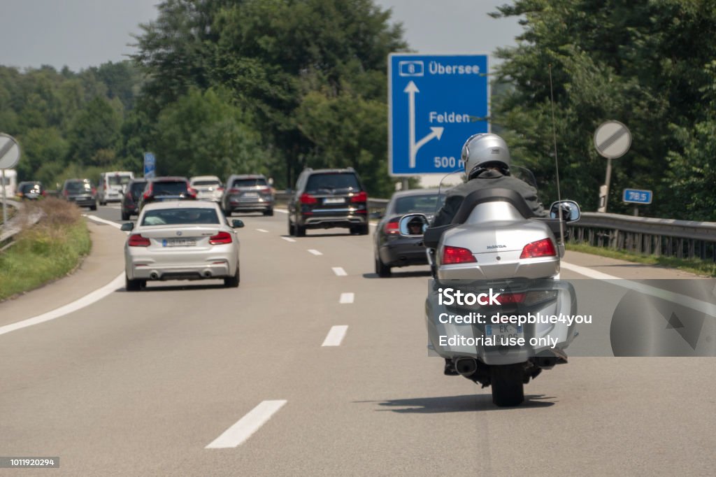 Tráfico En La Autopista A8 Dirección Augsburg Vehículos Y Un Gran Scooter Son Visibles En Un Día Soleado De Verano Foto de stock y más banco de imágenes de Motocicleta -
