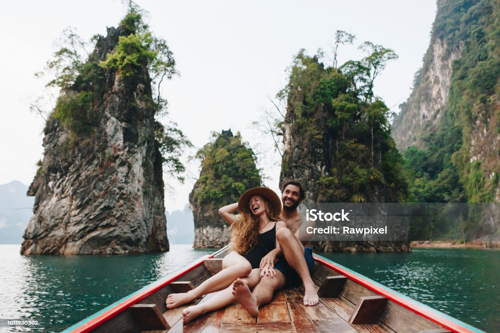 Pareja paseos en bote en un lago tranquilo - Foto de stock de Viajes libre de derechos