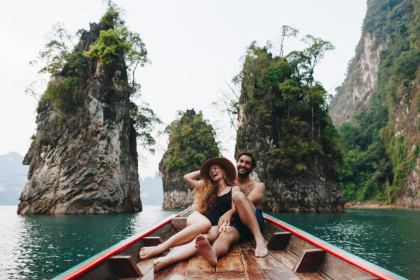 couple, promenade en barque sur un lac calme - honeymoon photos et images de collection