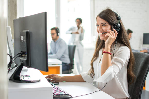 feliz sonriente mujer cliente servicio operador trabajando en equipo en oficina - operadora de central telefónica fotografías e imágenes de stock