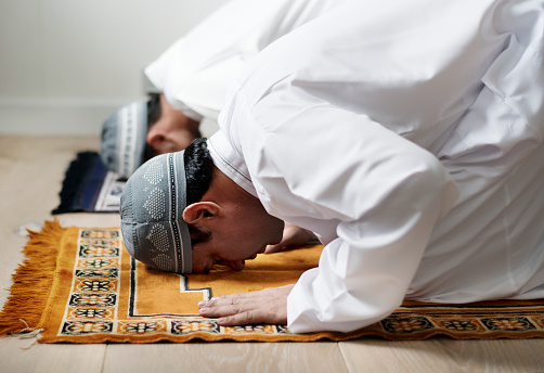 Hombres musulmanes rezar durante el Ramadán photo
