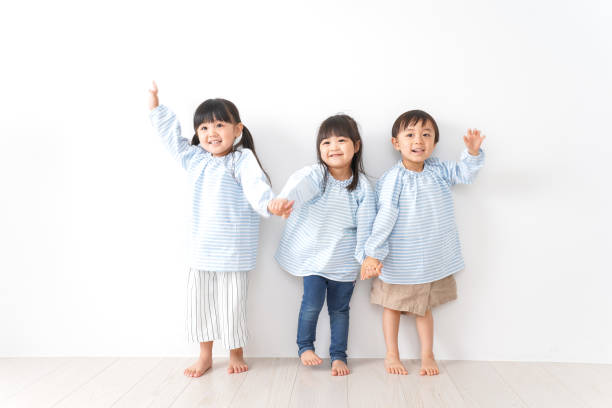 children playing with friends - japanese girl imagens e fotografias de stock