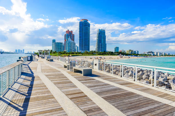 zuid-pointe park en pier in south beach van miami beach. paradijs en tropische kust van florida. usa. - areal stockfoto's en -beelden