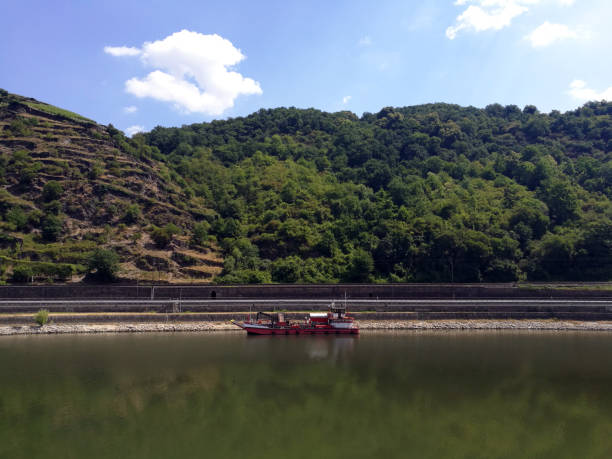 un barco navegando por el río - sailing ship shipping beached industrial ship fotografías e imágenes de stock