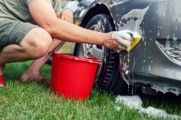 masculino lavagem carro com uma esponja e espuma - washing water car cleaning - fotografias e filmes do acervo