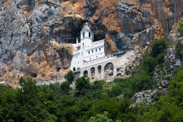 monastério de ostrog, em montenegro. - ostrog - fotografias e filmes do acervo