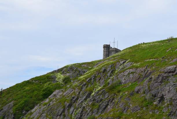 widok ze ścieżki wędrówki na dnie wzgórza sygnałowego - st johns newfoundland signal hill tower zdjęcia i obrazy z banku zdjęć