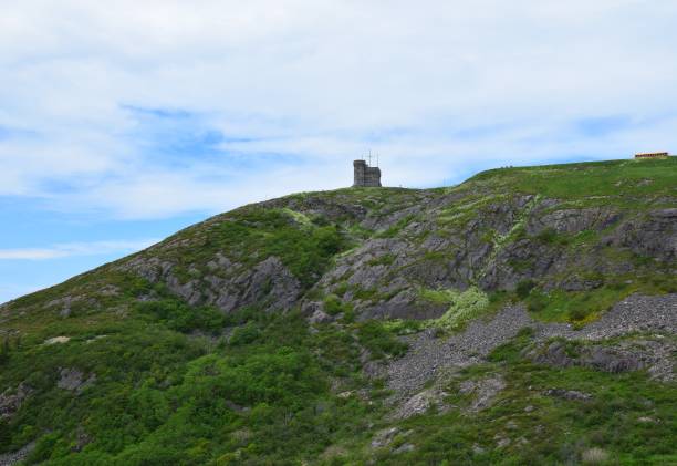 widok ze ścieżki wędrówki na dnie wzgórza sygnałowego - st johns newfoundland signal hill tower zdjęcia i obrazy z banku zdjęć