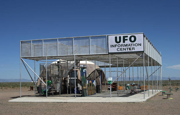 centro de información y ufo watchtower - alamosa fotografías e imágenes de stock