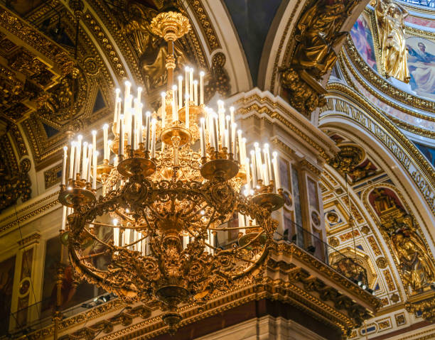 sankt petersburg, rosja - 26 lipca 2018: żyrandol wewnątrz katedry św. ortodoksyjna katedra w petersburgu, rosja - cathedral st petersburg indoors fresco zdjęcia i obrazy z banku zdjęć