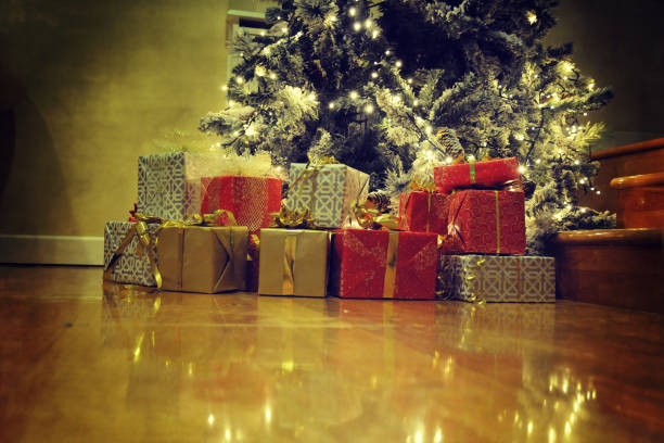 istock Christmas tree with gifts 1011974208
