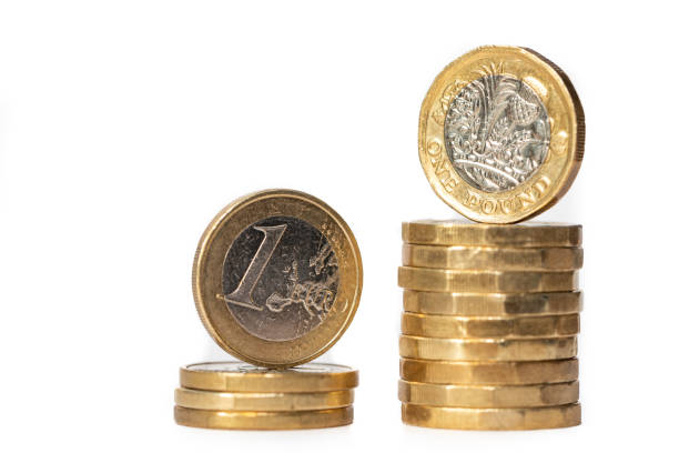euro und britische pfund-münzen - coin one pound coin british currency stack stock-fotos und bilder