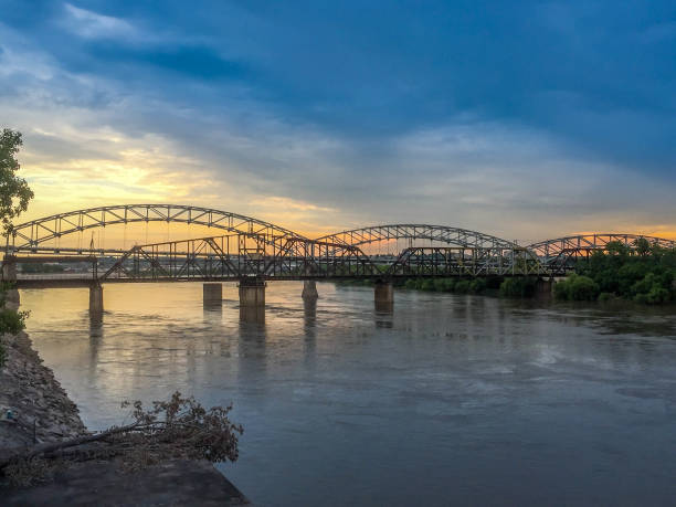 pont de buck o ' neil à kansas city, kansas - kansas city missouri photos et images de collection