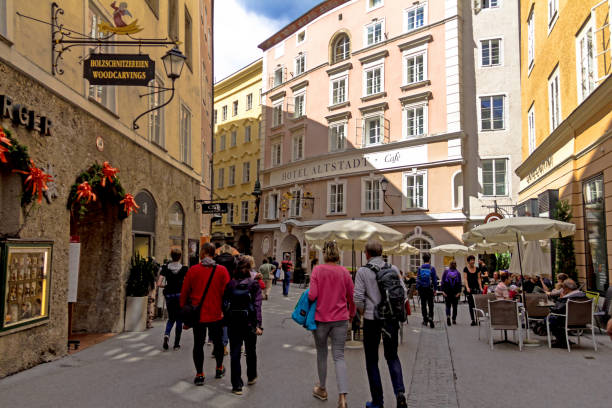 ザルツブルク、オーストリアの有名な中世の街の眺め - getreidegasse ストックフォトと画像