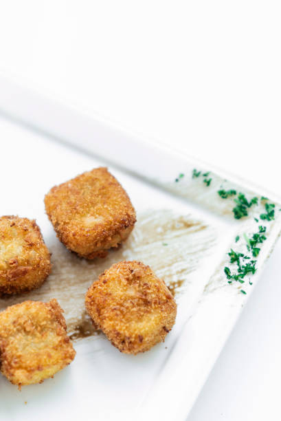 puré patatas croquetas cuadradas vegetariano simple plato en plato blanco - mashed portion small close up fotografías e imágenes de stock