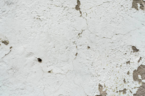 istock Wall fragment with attritions and cracks 1012063992