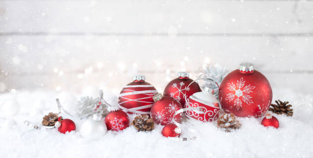 urlaub christbaumkugeln gegen einen schneefall und einem alten hölzernen hintergrund - christmas ornament christmas christmas decoration sphere stock-fotos und bilder
