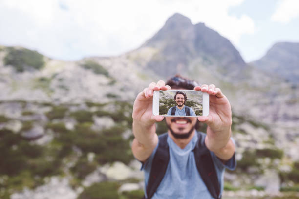 hombre de turista tomando selfie en la montaña - vlogging fotos fotografías e imágenes de stock