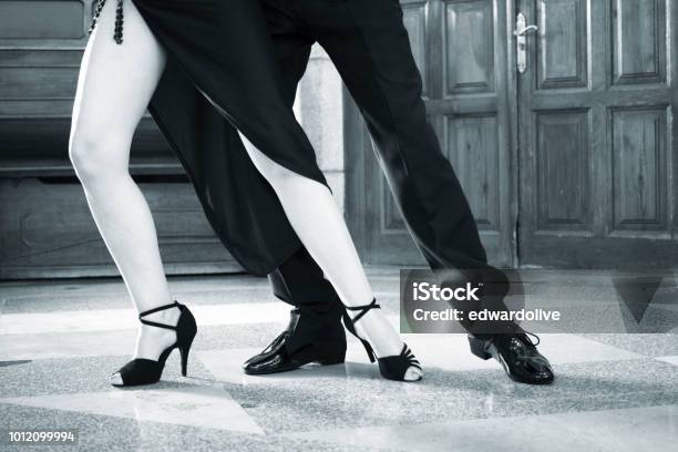 Bailarines De Salón De Baile Latino Salsa Escobilleo En Deporte Moderno Espectáculo De Danza En El Hall De Recepción Foto de stock y más banco de imágenes de Tango - Baile