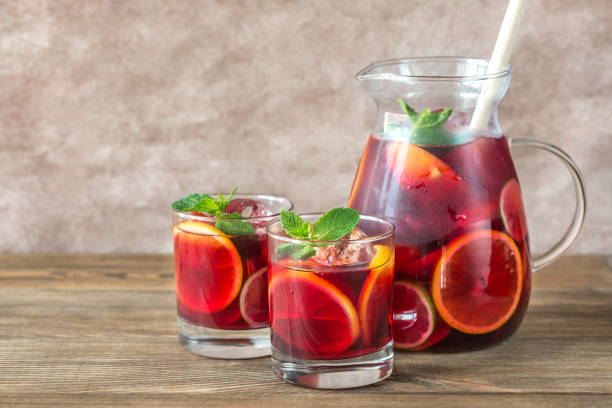 uma jarra e dois copos com frutas espanholas sangria - red jug - fotografias e filmes do acervo