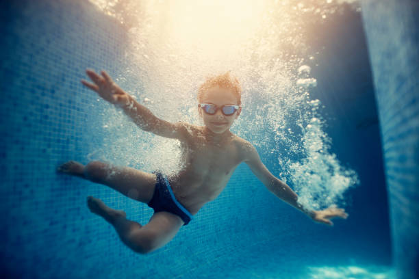 il bambino è saltato in piscina - cheerful swimming pool happiness resort swimming pool foto e immagini stock