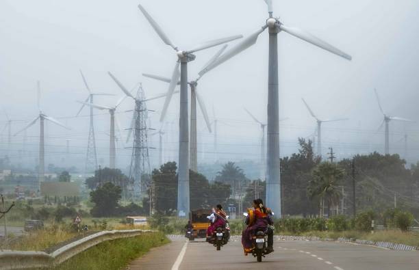 шоссе и ветровые турбины в тамилнаде, индия - fog wind power energy fuel and power generation стоковые фото и изображения