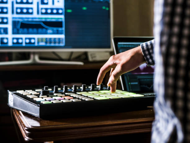 chiudere il suono della registrazione a mano dell'uomo nella registrazione di studio musicale utilizzando nuove apparecchiature moderne con monitor e laptop di grandi dimensioni - human finger sound mixer music producer foto e immagini stock