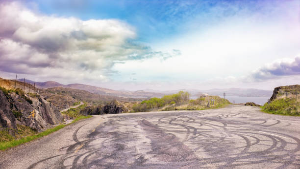 tire marks on the road  asphalt - skidding bend danger curve imagens e fotografias de stock