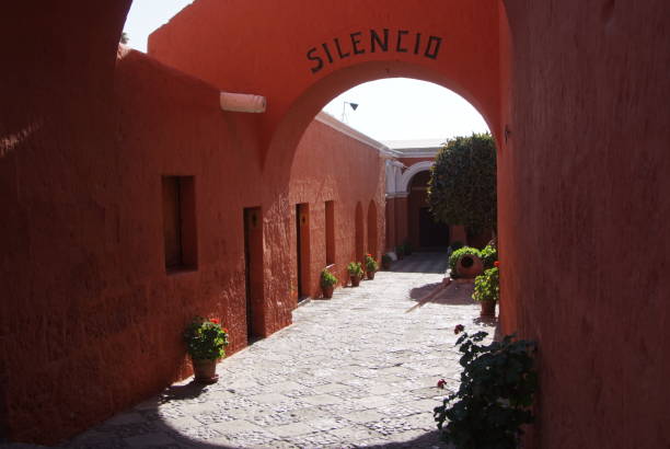 mosteiro de saint catherine espanhol: santa catalina em arequipa, peru, é o mosteiro de freiras de dominicano segunda ordem ele foi construído em 1580. - public building blue channel travel - fotografias e filmes do acervo