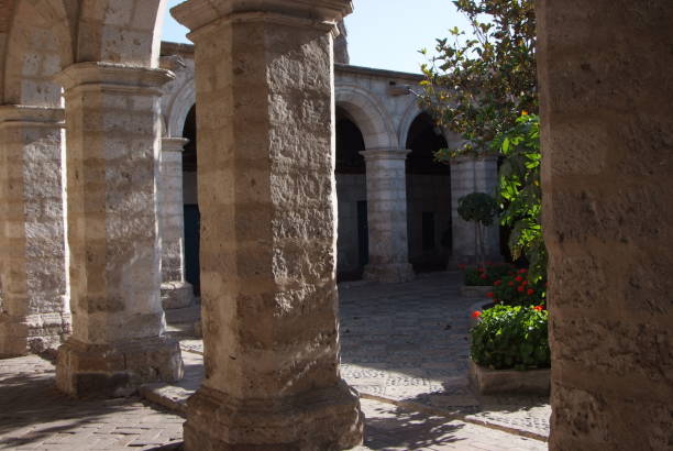 mosteiro de saint catherine espanhol: santa catalina em arequipa, peru, é o mosteiro de freiras de dominicano segunda ordem ele foi construído em 1580. - public building blue channel travel - fotografias e filmes do acervo