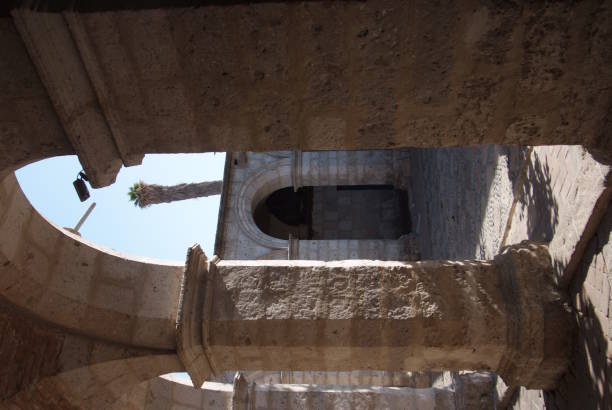 mosteiro de saint catherine espanhol: santa catalina em arequipa, peru, é o mosteiro de freiras de dominicano segunda ordem ele foi construído em 1580. - public building blue channel travel - fotografias e filmes do acervo