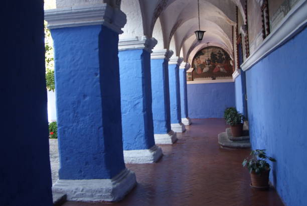 mosteiro de saint catherine espanhol: santa catalina em arequipa, peru, é o mosteiro de freiras de dominicano segunda ordem ele foi construído em 1580. - public building blue channel travel - fotografias e filmes do acervo