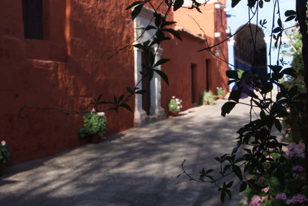 mosteiro de saint catherine espanhol: santa catalina em arequipa, peru, é o mosteiro de freiras de dominicano segunda ordem ele foi construído em 1580. - public building blue channel travel - fotografias e filmes do acervo