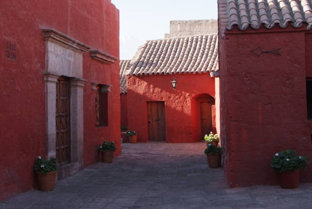 mosteiro de saint catherine espanhol: santa catalina em arequipa, peru, é o mosteiro de freiras de dominicano segunda ordem ele foi construído em 1580. - public building blue channel travel - fotografias e filmes do acervo