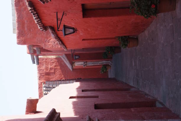 mosteiro de saint catherine espanhol: santa catalina em arequipa, peru, é o mosteiro de freiras de dominicano segunda ordem ele foi construído em 1580. - public building blue channel travel - fotografias e filmes do acervo