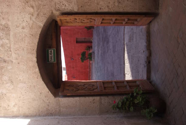 mosteiro de saint catherine espanhol: santa catalina em arequipa, peru, é o mosteiro de freiras de dominicano segunda ordem ele foi construído em 1580. - public building blue channel travel - fotografias e filmes do acervo