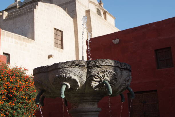 mosteiro de saint catherine espanhol: santa catalina em arequipa, peru, é o mosteiro de freiras de dominicano segunda ordem ele foi construído em 1580. - public building blue channel travel - fotografias e filmes do acervo