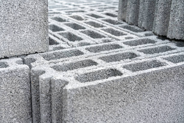 blocs de béton pour la construction, fond et texture avec mise au point sélective - hollow gray pattern wall photos et images de collection