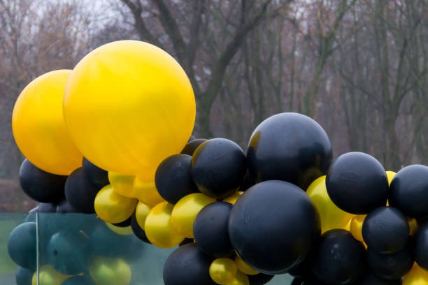 istock Yellow and black balloons 1012321444