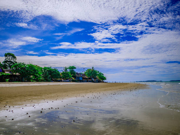 istock Amazing Beach sunrise with endless horizon 1012325696