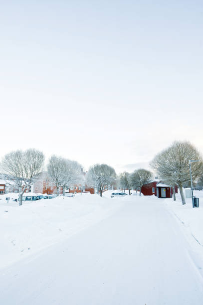 пешеходная дорожка к многоквартирному кварталу (и автостоянка) в зимний период. север швеции (сундсвалл) - winter snow street plattenbau стоковые фото и изображения