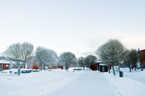 außen aus einem block von wohnungen (und ein parkplatz zur verfügung) im winter. nordschweden (sundsvall) - winter snow street plattenbau stock-fotos und bilder