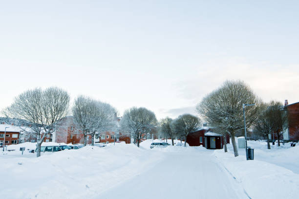 внешний вид многоквартирного дома (и автостоянка) в зимний период. север швеции (сундсвалл) - winter snow street plattenbau стоковые фото и изображения
