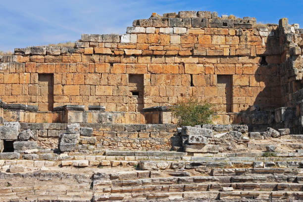 руины театра в дре�внем городе иераполис турция - hierapolis stadium stage theater amphitheater стоковые фото и изображения