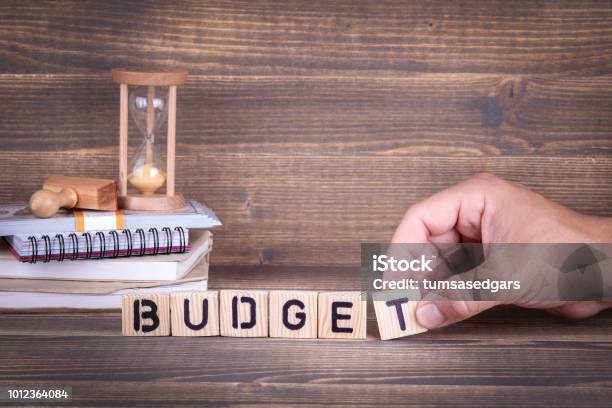 Foto de Orçamento Letras De Madeira Sobre A Mesa De Escritório e mais fotos de stock de Orçamento