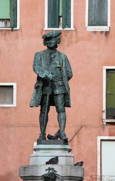 venedig italien die statue des italienischen autors carlo goldoni - carlo goldoni stock-fotos und bilder