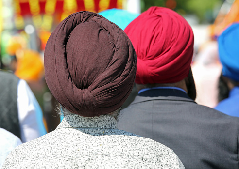 Pies descalzos hombres de Sikh con turbante durante una ceremonia photo