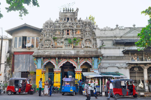 nouveau kathiresan kovil à colombo - gopuram architecture and buildings temple sri lanka photos et images de collection