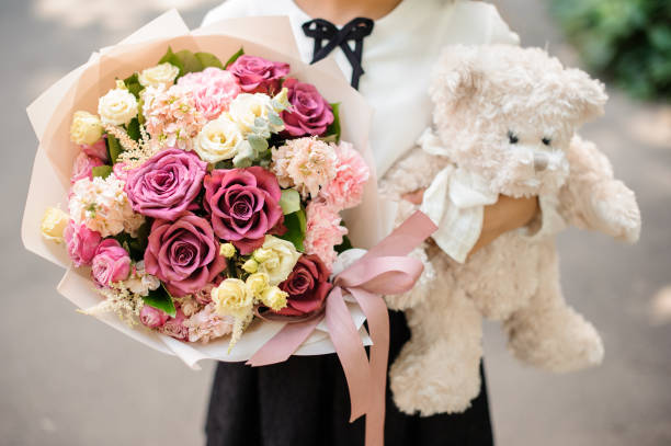 Free picture: Cute teddy bear holding bouquet of pastel pinkish roses ...